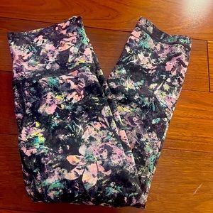 Lululemon leggings size 6, great condition as I barely wore them.